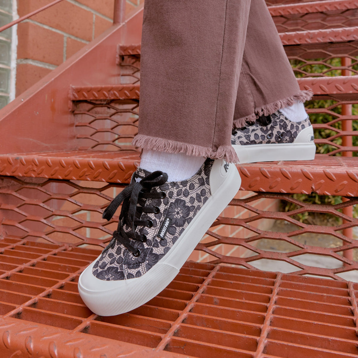 Jazzin Plus Black Dahlia Sneaker - Rocket Dog